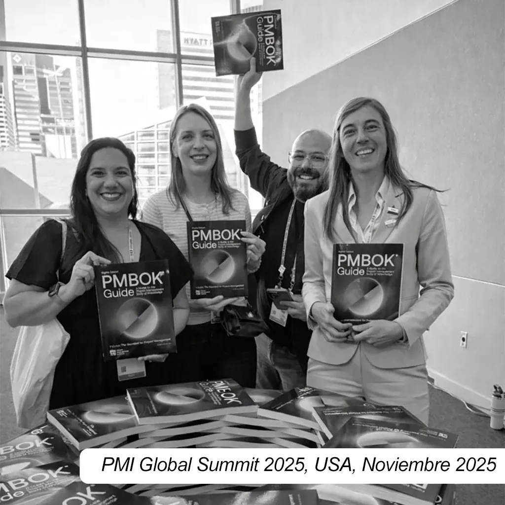 Alejandra Nazar sosteniendo el PMBOK® Guide en el PMI Global Summit 2025