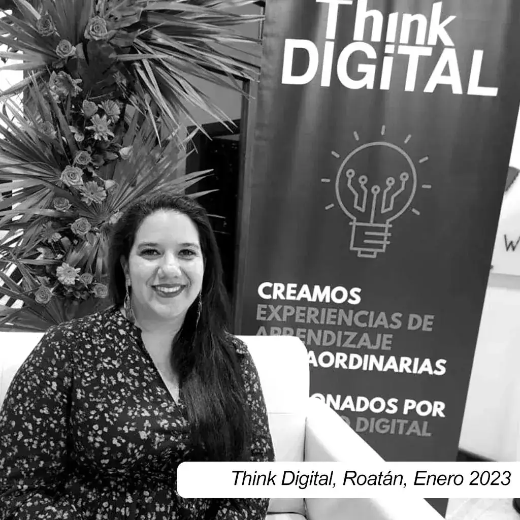 Alejandra Nazar impartiendo una sesión de Think Digital en Roatán, enero de 2023